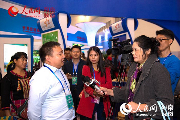 昌江县副县长刘进向媒体介绍昌江旅游特色