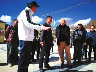 左贡县委书记李雨雷(右四),副书记陈晓冬(左二),副县长周奕麟(右二)