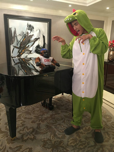 张哲瀚变身"小恐龙" 可爱睡衣萌翻网友