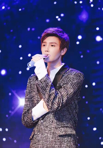 彦希明星志愿发布会深情献唱展暖男魅力
