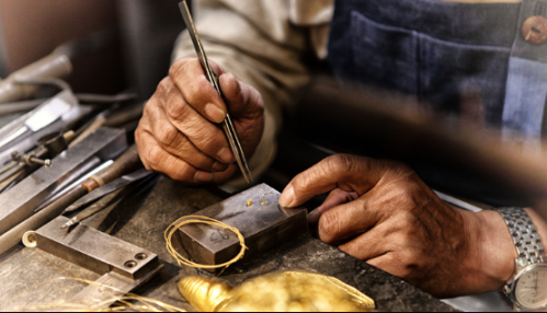 记老铺黄金身怀绝技的古法手工匠人