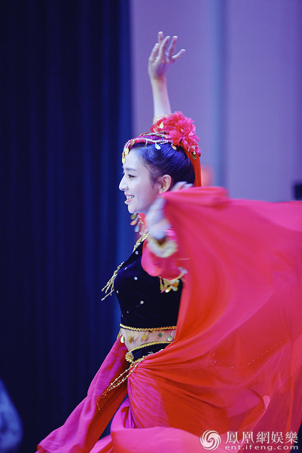 《真男2》空一师联欢晚会上 佟丽娅跳新疆舞惊艳全场