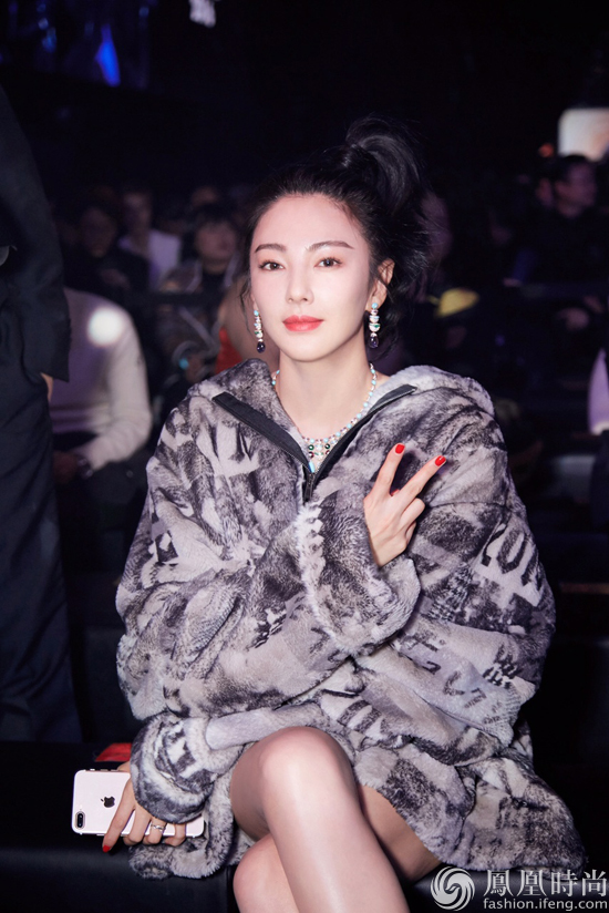 张雨琦亮相时尚活动 珠宝配帽衫展示奢侈街头风_凤凰时尚