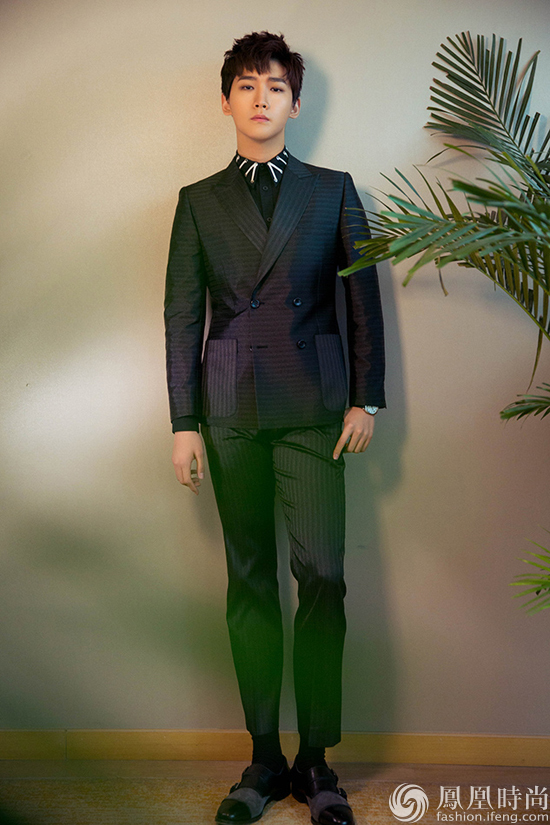 邢昭林亮相国剧盛典 暗黑质风上演型男诱惑