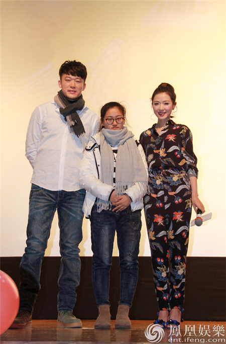 万茜校园行圈粉迷妹 实力诠释"行走表情包"