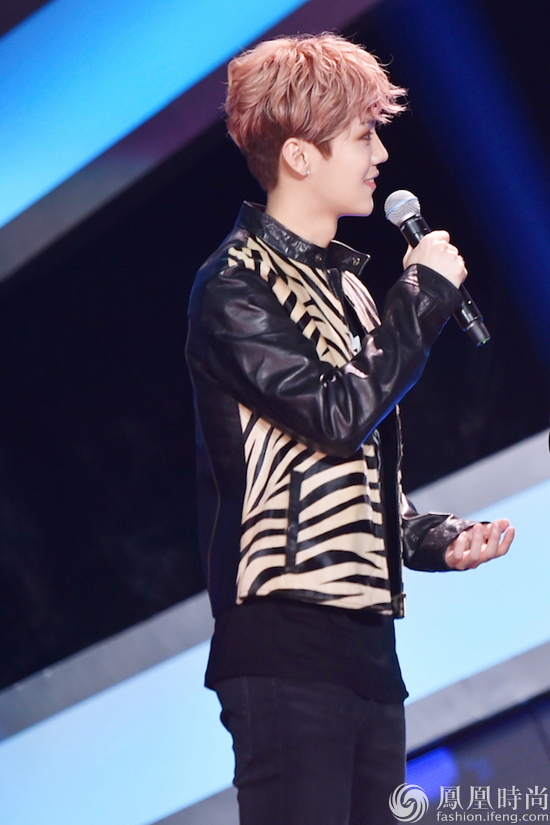 鹿晗献唱跨年晚会 夹克造型尽显巨星风貌