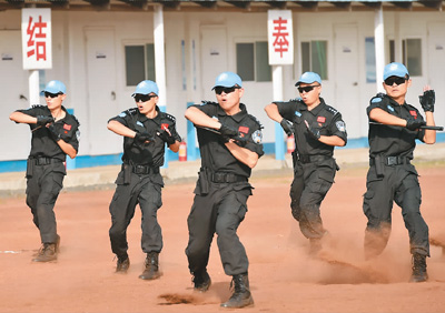 圖為在利比里亞蒙羅維亞,中國維和警察防暴隊進行伸縮警棍術訓練. 李