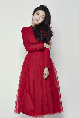 孙佳奇曝光新春大片红裙绚丽飘逸眼神温柔灵动