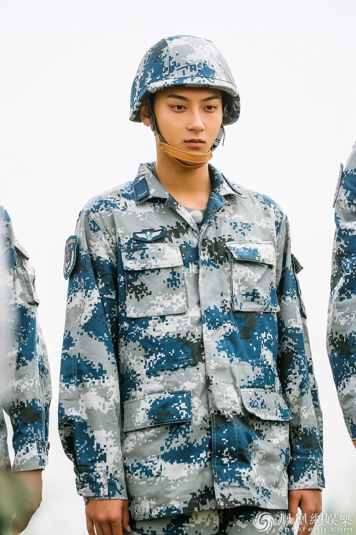 黄子韬亮相芒果春晚 搭档神秘嘉宾唱《我是大主宰》