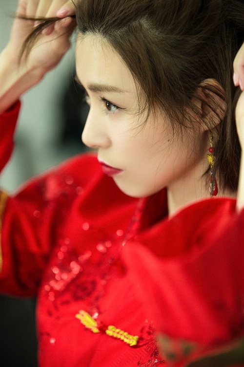 卢杉红装喜迎新年回眸露背杀美不胜收