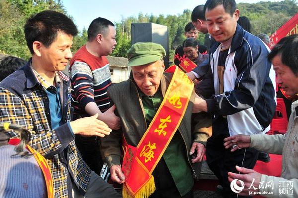 在外务工青年钟学森说"现在年味越来越淡,我们在农村长大,感觉以前