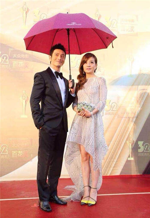 升级当爹的黄晓明 竟仍对初恋赵薇念念不忘?