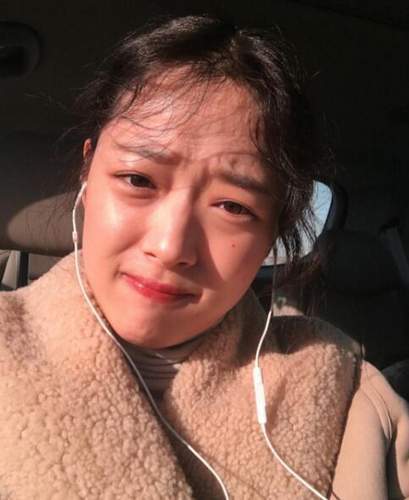 雪莉连发大头照扮鬼脸不惧眼袋严重