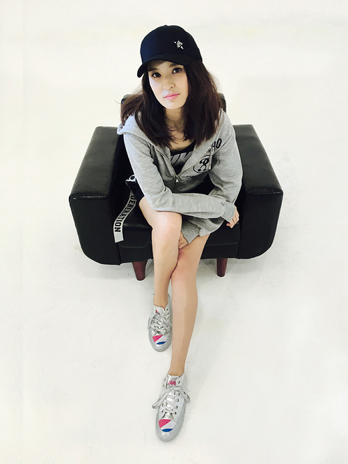 肖茵曝运动写真最美七师父修长美腿hin吸睛