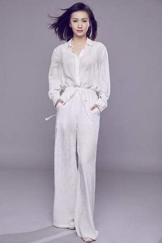 认真脸王婉娟晒生活照淡妆作画吸睛