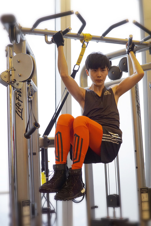 沈凌健身房露肉线条硬朗大秀好身材