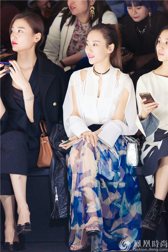 冷美人高洋受邀看秀纤细美腿尽显好身材