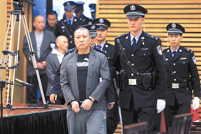 在怀柔一处不起眼的厂房内,老板朱某某伙同其他六人,长期制作甲基苯