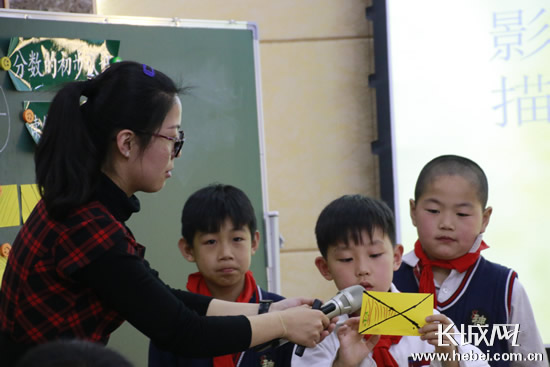 邢军老师在课堂上与学生进行互动,调动学生的学习兴趣.