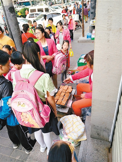 吉祥村小学校门外的小吃摊