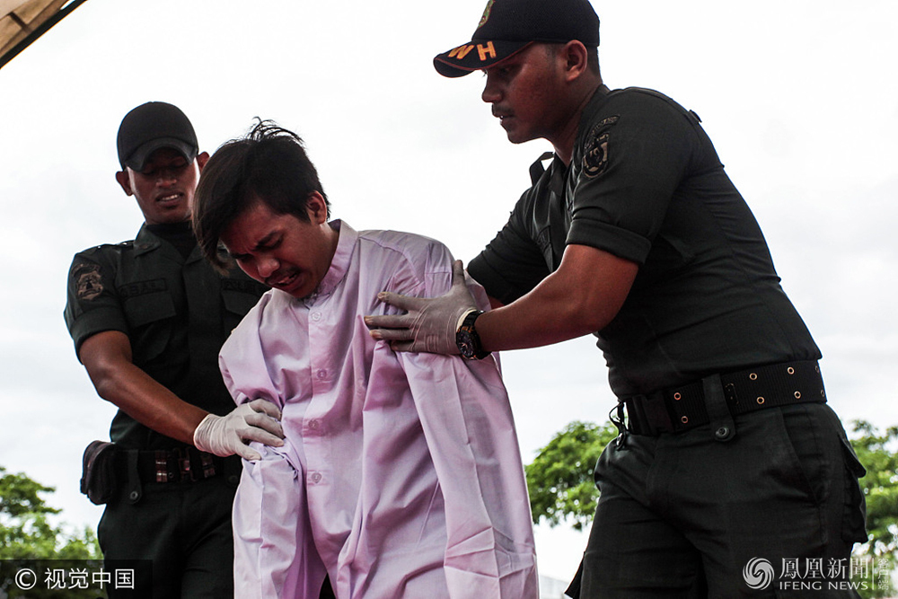 印尼两男子因同性行为被公开执行鞭刑