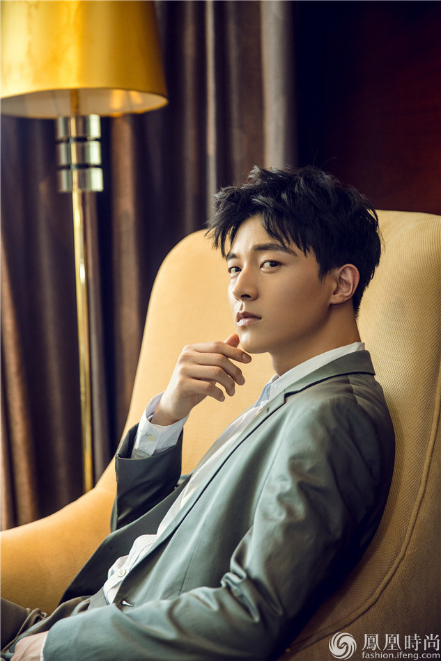 魏天浩西装造型满屏质感 温润少年洋溢优雅气质
