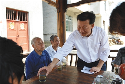 曾使全省倒数第一贫困县成为"发展十佳",获评全国优秀县委书记 陈善军