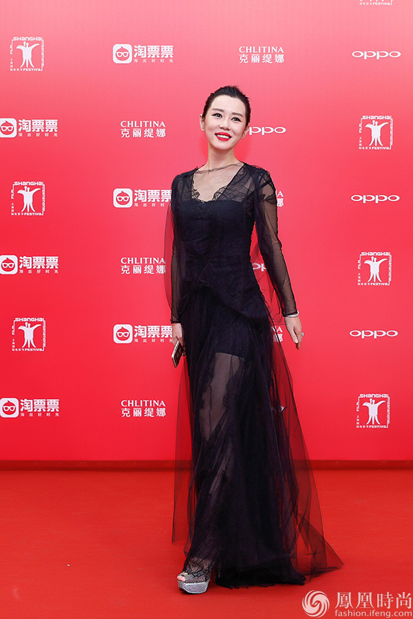 余男亮相上海电影节开幕 女王范儿十足_凤凰时尚