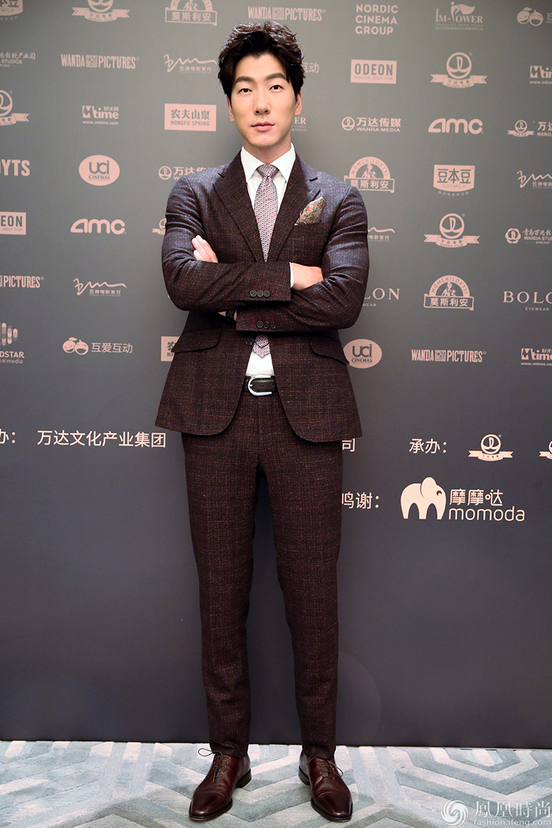 张亮出席万达之夜 曝《枪炮腰花》期间获导演特训_凤凰时尚