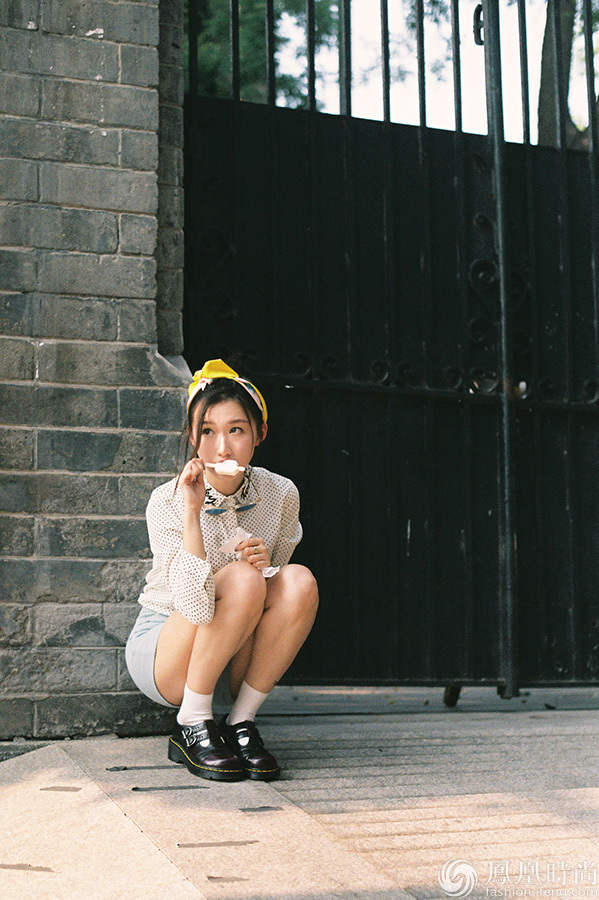 谢林彤骑共享单车串胡同 吃冰棍哼小曲好生自在