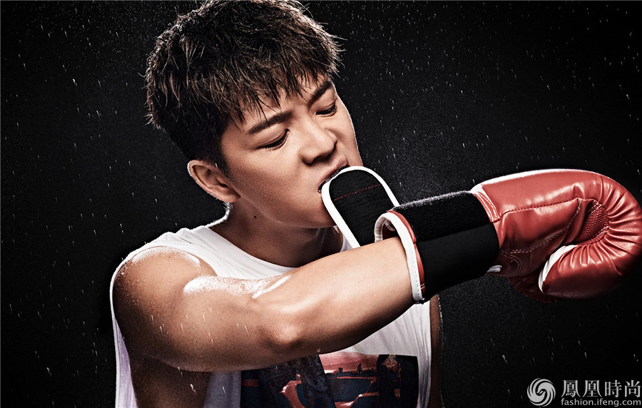 片中王栎鑫佩戴拳击手套一身运动装扮,露出的肌肉更显强壮魁梧,其尽情