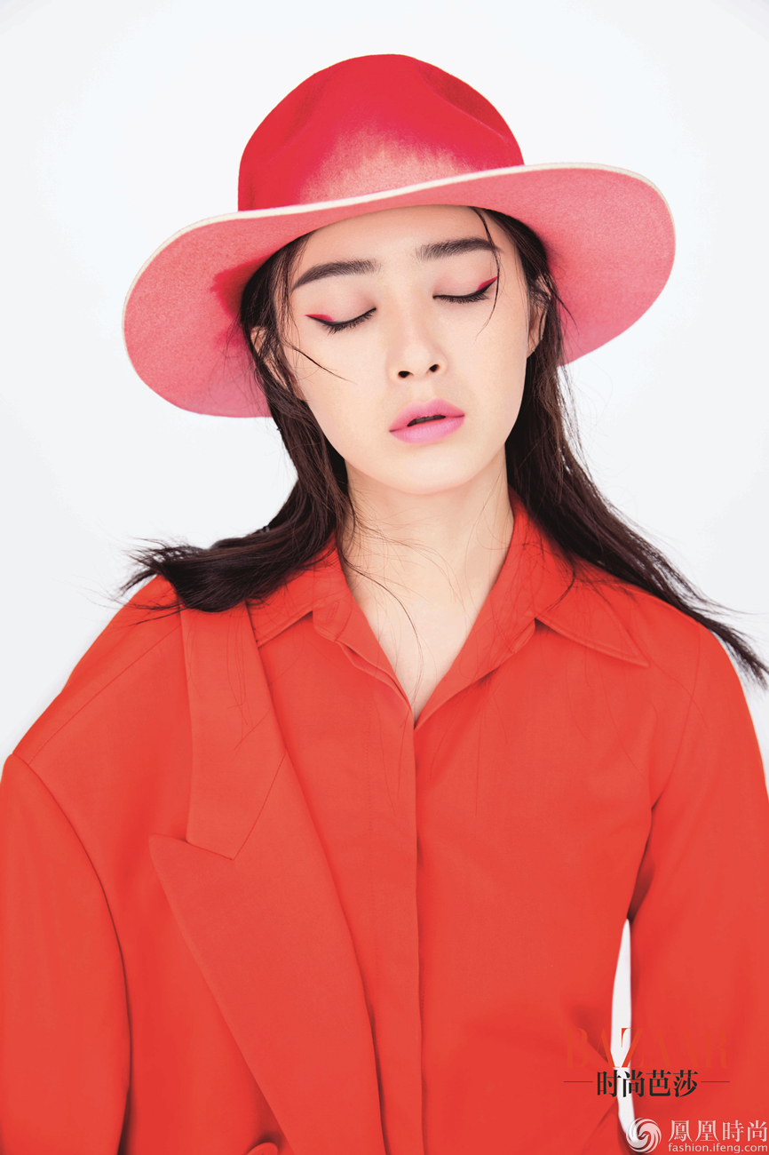 蒋欣时尚杂志封面曝光 百变妆容彰显优雅时尚