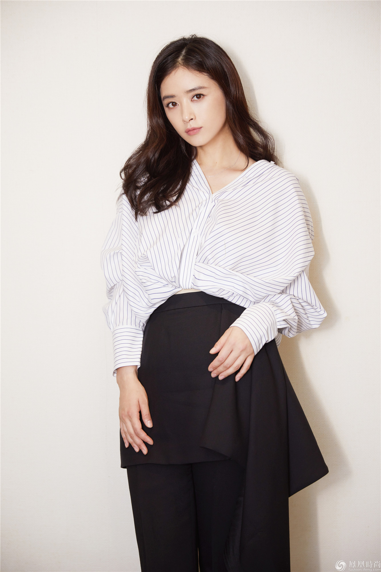 蒋欣清新写真曝光 笑容清雅眼神恬淡女神范十足