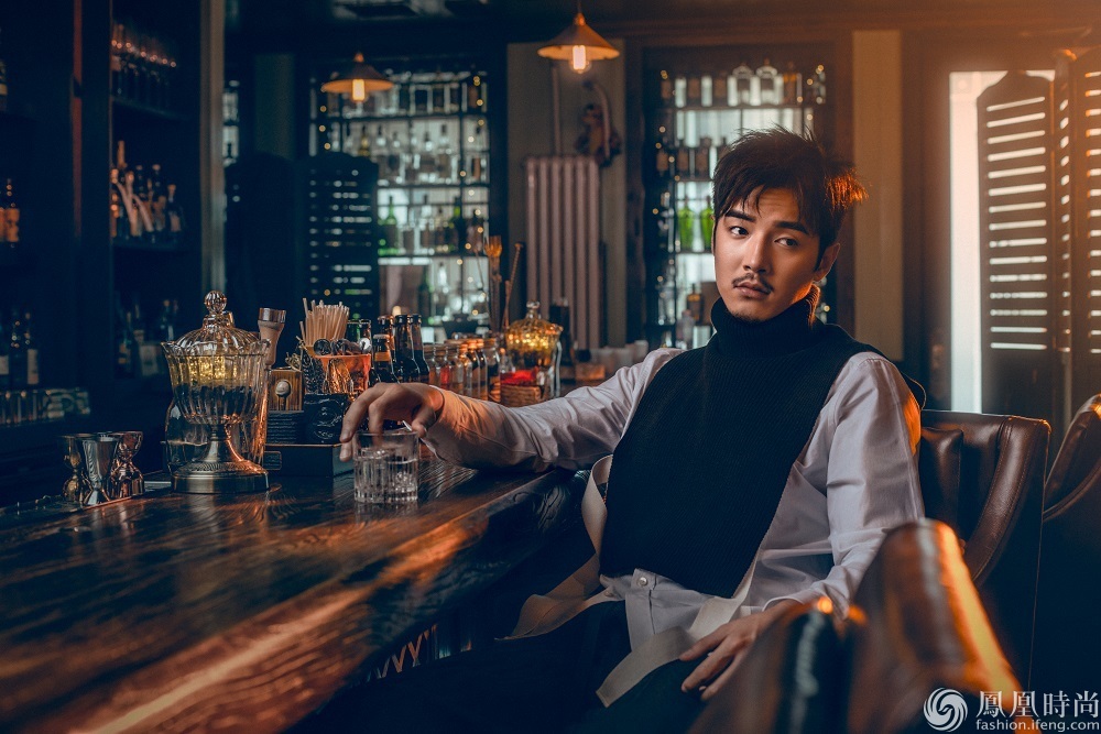 金世佳慵懒风写真 深邃眼神尽显忧郁气质