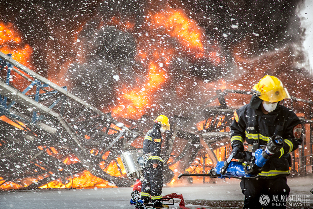 江苏:靖江消防成功处置特大火灾事故