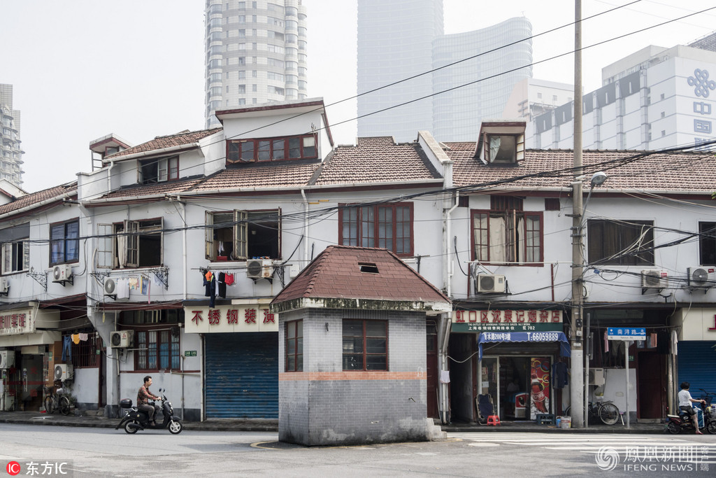 1/52017年9月26日报道,上海北外滩汉阳路街心有一幢"独栋小楼",长期"