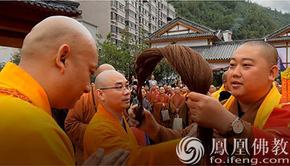 陕西省佛教协会副会长,法门寺监院贤空法师为慈光大和尚授钵(图片来源