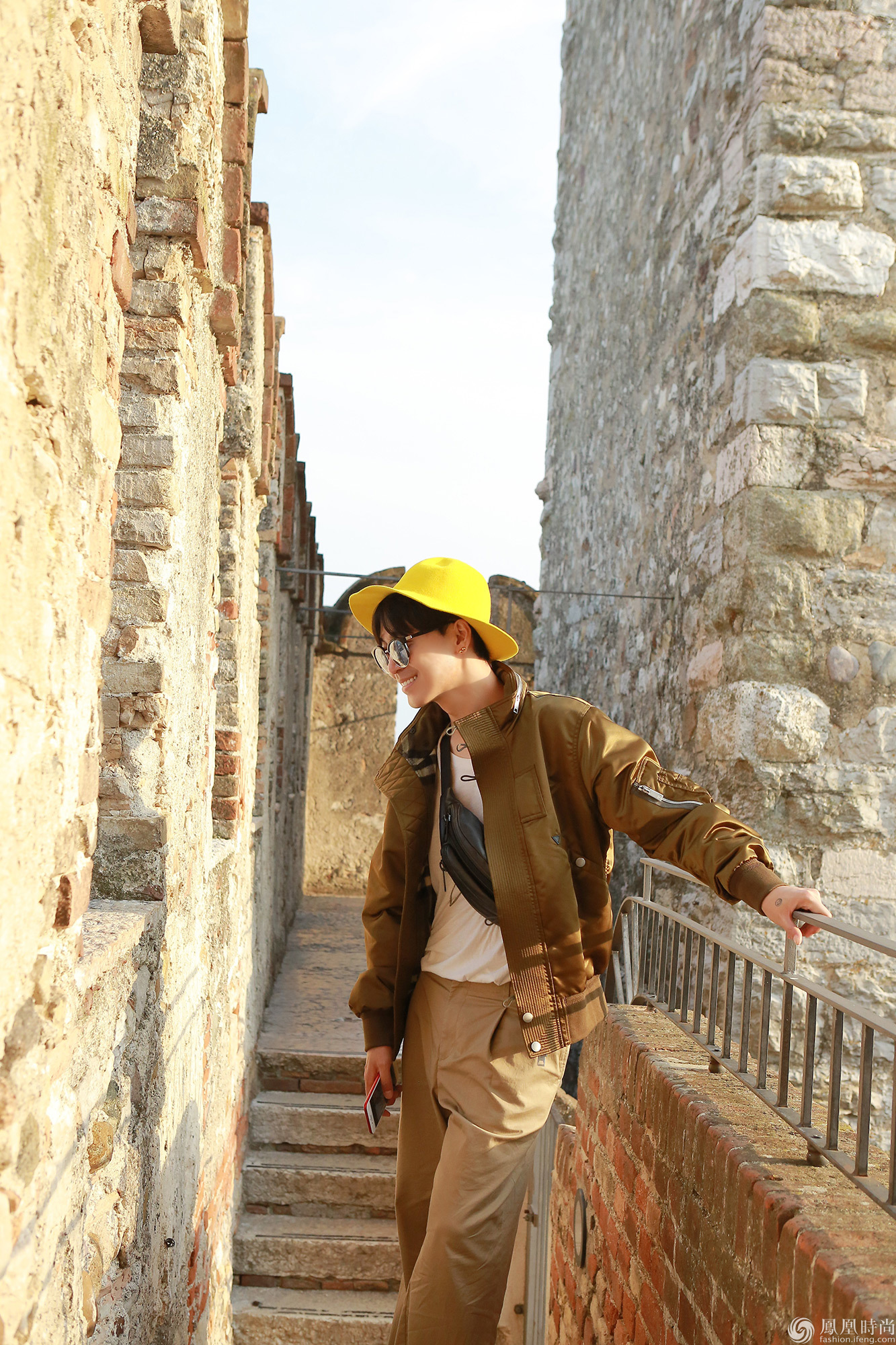 韩火火旅行写真曝光 俏皮小黄帽忒抢镜