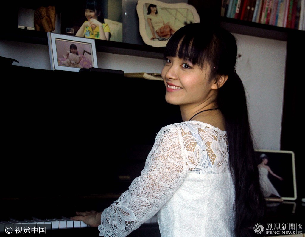 盲人日失明女孩弹钢琴谱子看不见先背下来