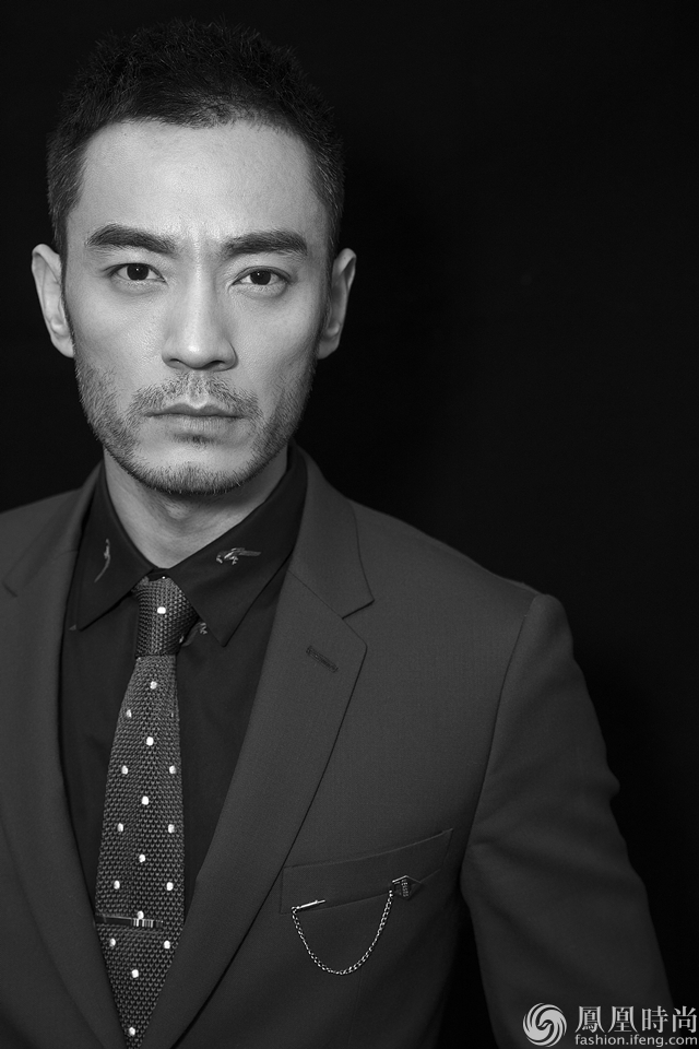 照片中李光洁长腿诱人,天生的衣服