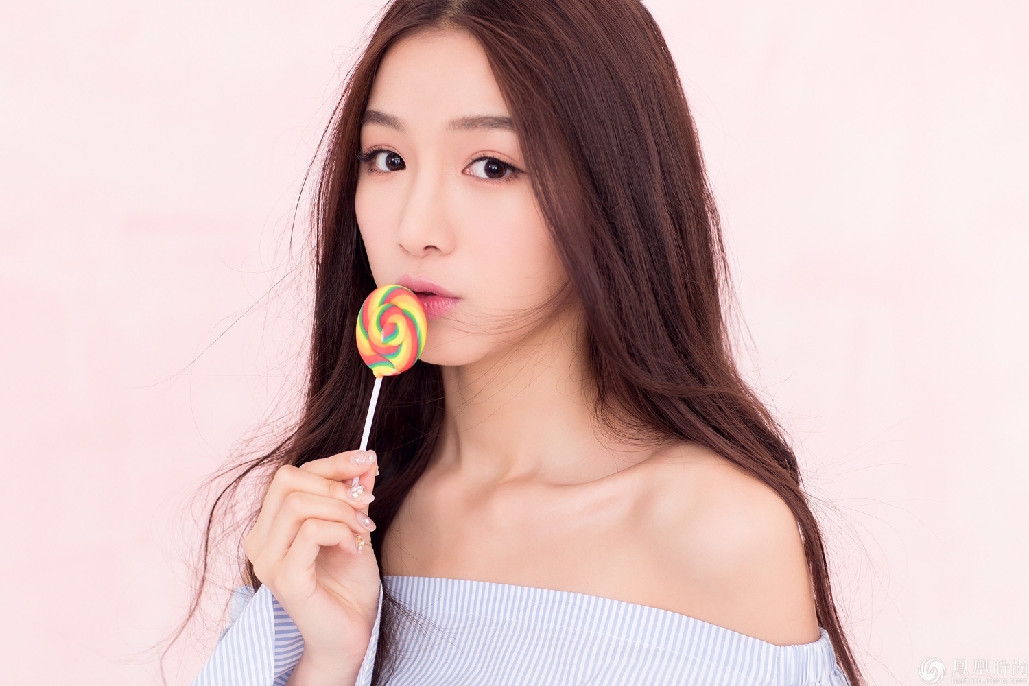 张南写真尽显甜美look 气质温婉笑容可人