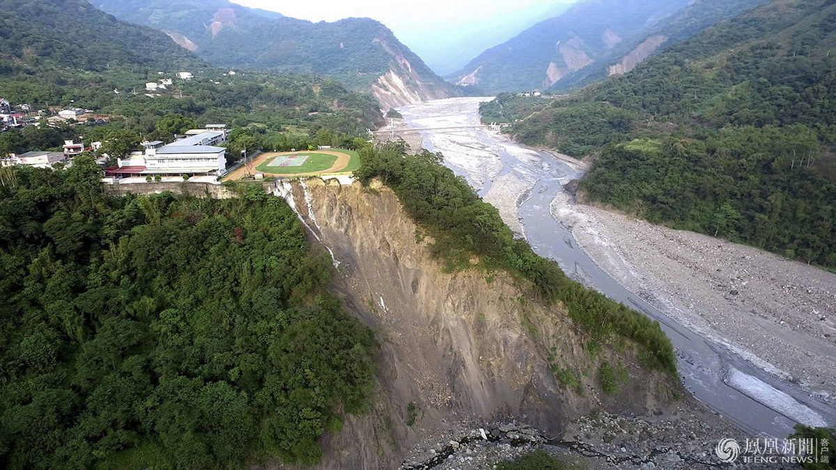 山区拍摄时发现,高雄市桃源区兴中小学的操场竟然紧挨着山体滑坡处