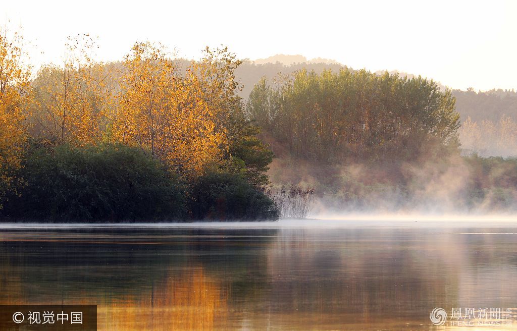 江苏镇江:水汽蒸腾雾漫湖面若仙境