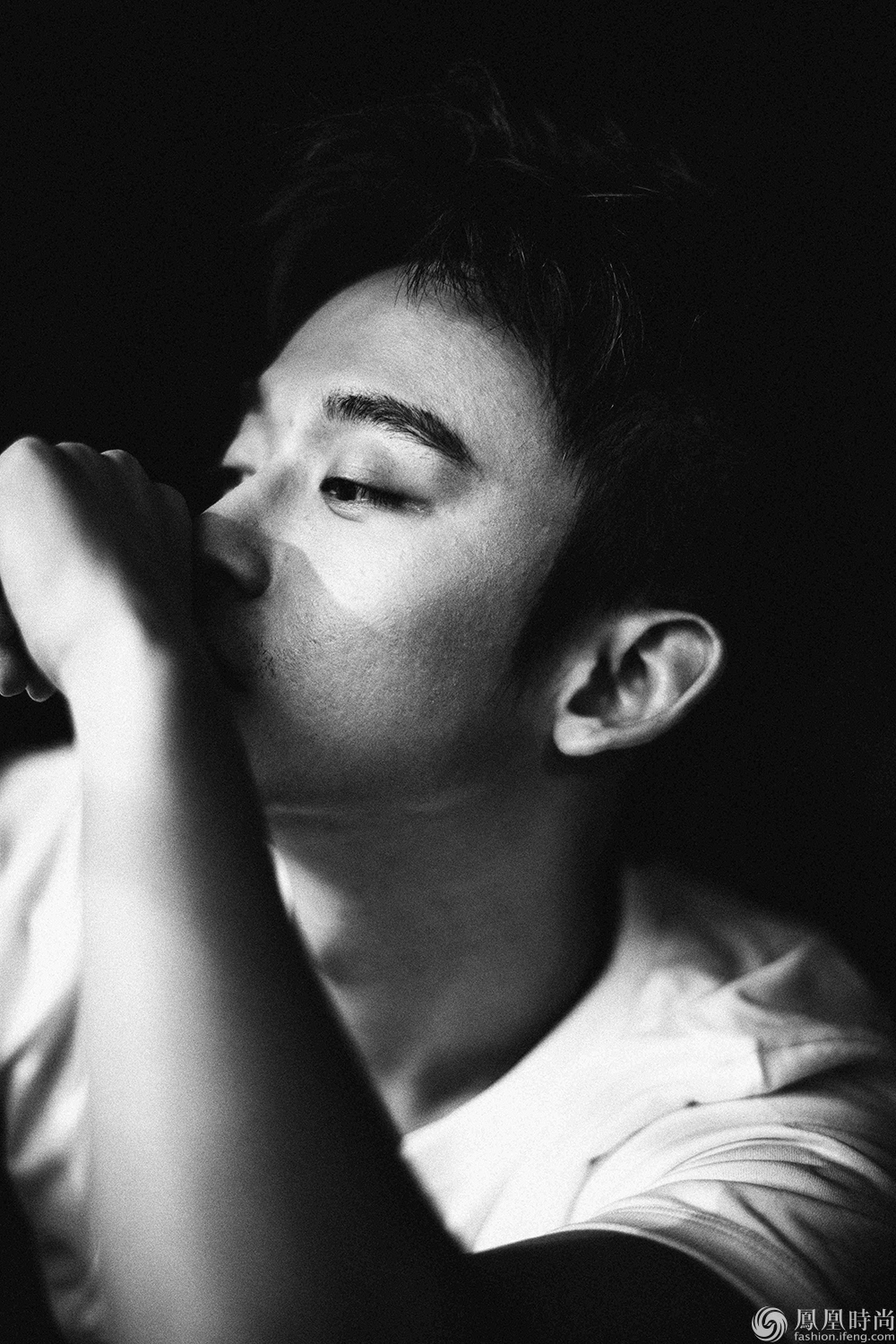 董子健极简黑白写真诠释雅痞风格