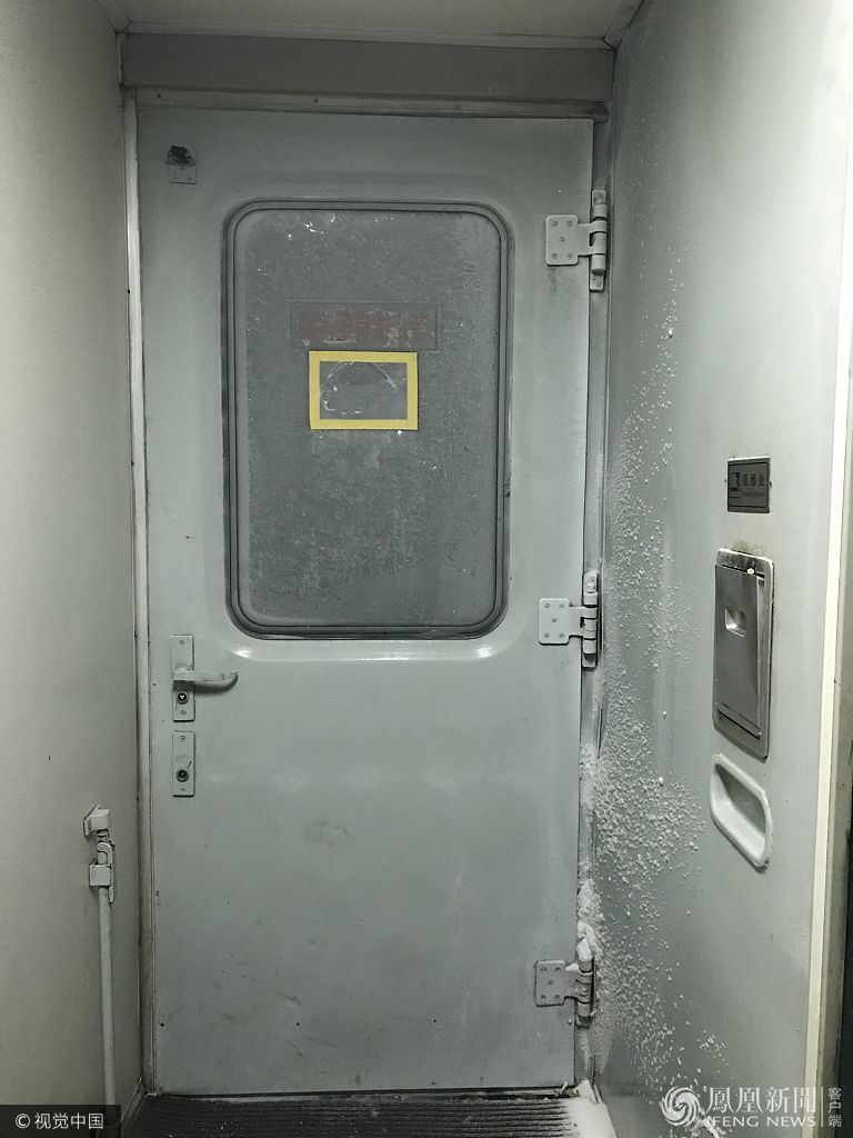车厢连接处,车门和窗户都结满了厚厚的一层冰霜.