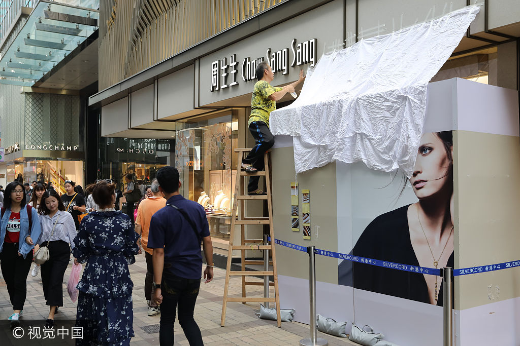 现场为广东道30号地下周生生珠宝行,3名匪徒早上约10时在光天化日之下