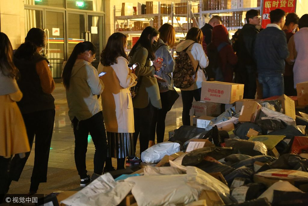 郑州:大学生夜幕下排队取快递