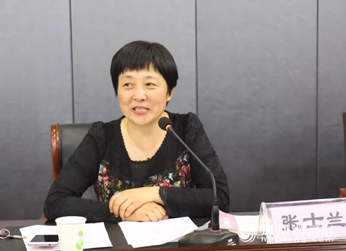 护理部主任张莹代表全院护士,向长期给予护理工作关心,支持的各位领导