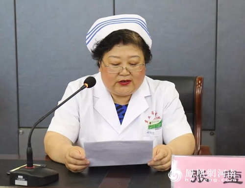 护理部主任张莹代表全院护士,向长期给予护理工作关心,支持的各位领导