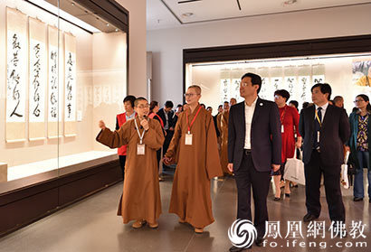 凤凰网佛教 摄影:宜兴大觉寺)妙士法师代表星云大师致辞,述说大师与